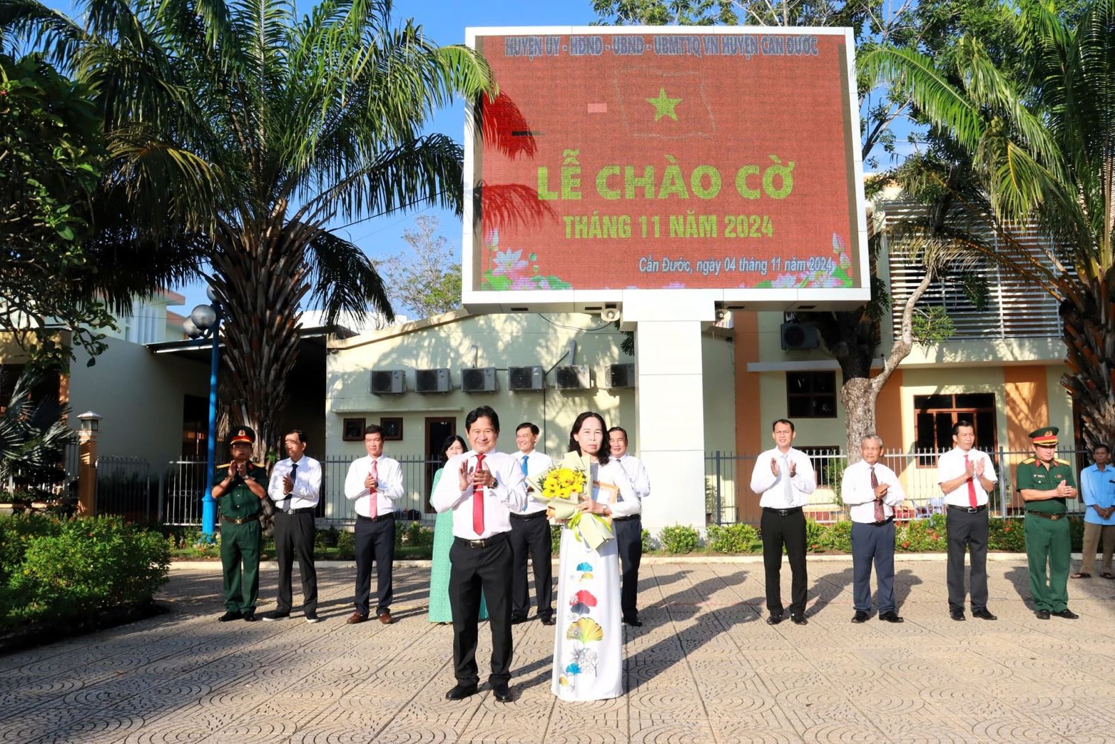 Cán bộ công chức viên chức Phòng Giáo dục và Đào tạo huyện Cần Đước tham dự lễ chào cờ đầu tháng 11